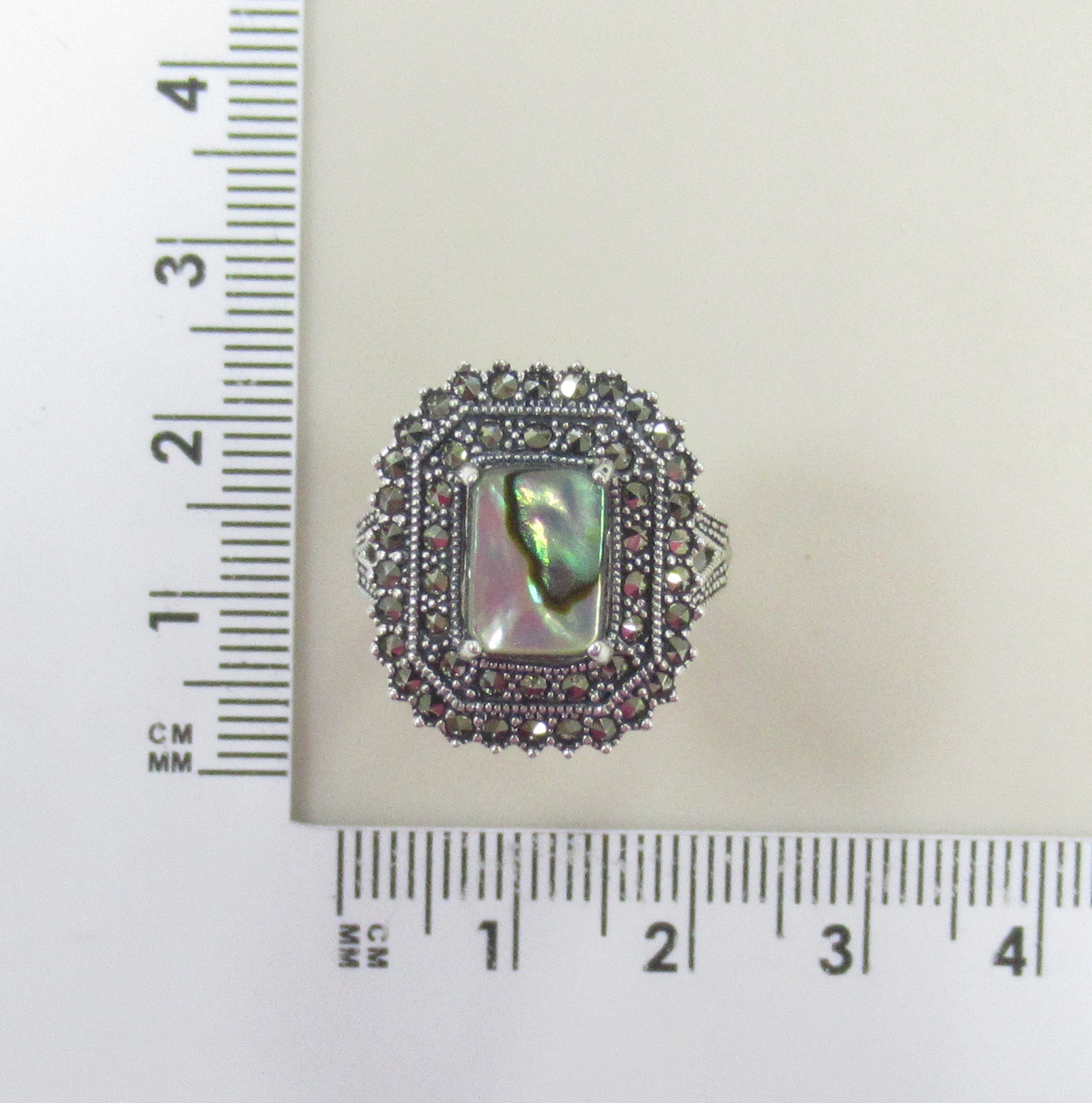 Серебряное кольцо 925 пробы; оксидирование; вставки 1 Перламутр абалон; 50 Марказит;